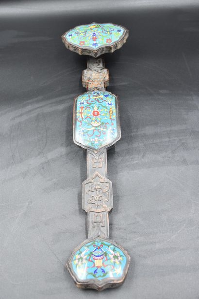 null 木质和珐琅权杖，中国19世纪。长度：56厘米。