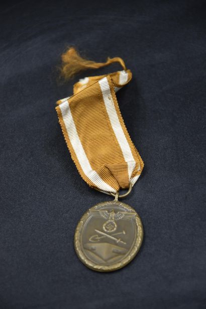 null 二战德军奖章2枚：1939年舒兹沃尔荣誉勋章和二等战功勋章。