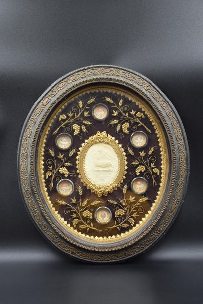 null Oval reliquary frame XIX th century containing 6 relics. S.Adriani S.Fredericiep...