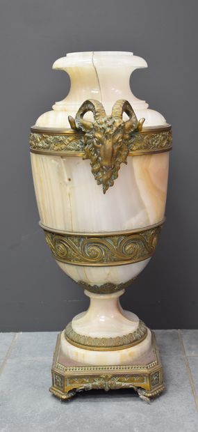 null Spectacular Napoleon III period cassolette in onyx and rich ornamentation of...
