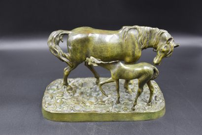 null Equestrian group in bronze with green patina. The mare and her foal. Quality...