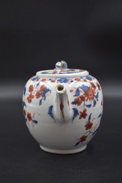 null Antique Chinese porcelain teapot. (Chips on the lid). Height : 14 cm. Width...