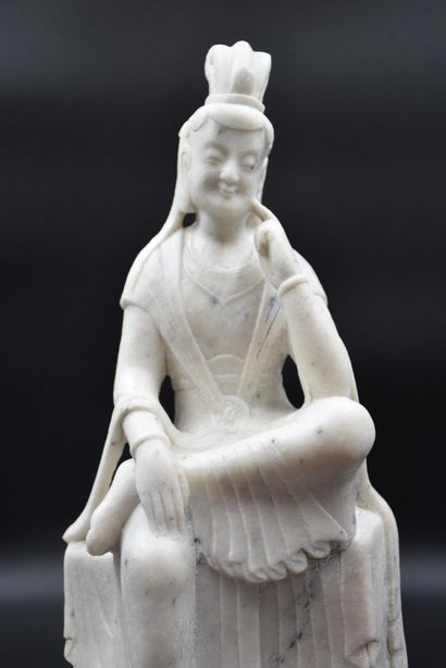 null 
Asian marble sculpture end of the 19th century. Height: 42 cm. Accident to...