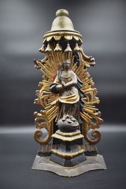 null Petit autel baroque en bois sculpté et polychromé avec en son centre une vierge...