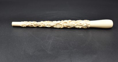 null Umbrella handle in carved ivory with floral decorations. Length : 27 cm