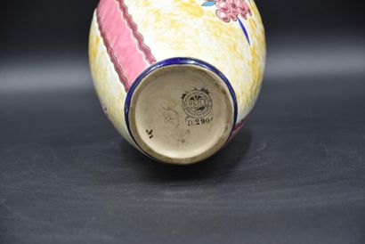 null Boch Keramis花瓶，有一串葡萄的珐琅彩装饰。高度：30厘米。