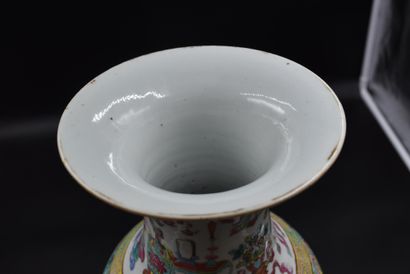 null A Chinese porcelain vase from the 19th century. (Star on the base). Height :...