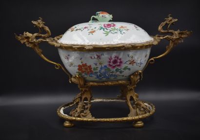 A Chinese porcelain tureen from the 18th...