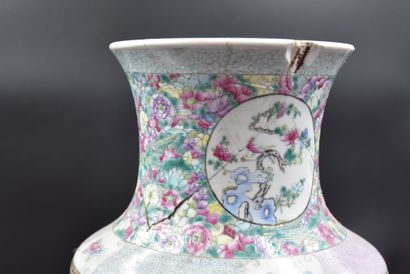 null 中国瓷器花瓶，背景是Mille-fleurs的备用植物装饰。19世纪。已损坏。 高度：47厘米。