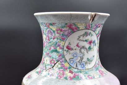 null Vase en porcelaine de Chine à décor végétal en réserve sur fond de Mille-fleurs....