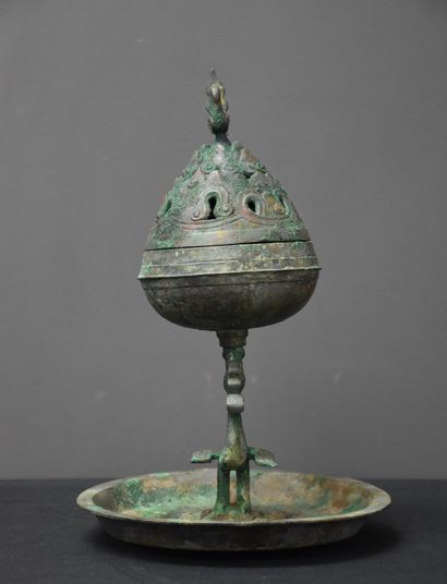 中国青铜器的香水炉。高度：29厘米。