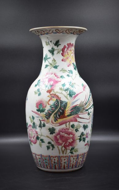 null Chinese porcelain vase XIX th century with Phoenix decoration. Height : 45 ...