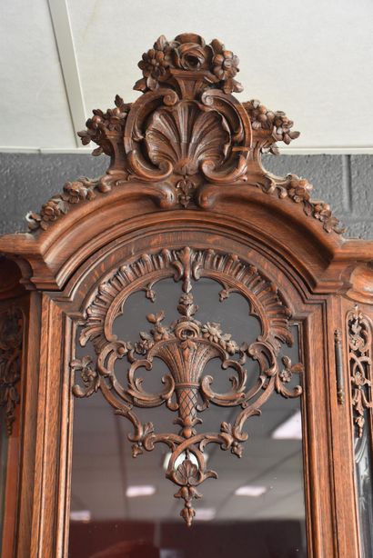 null 列日风格的双雕橡木展示柜。19世纪末。身高：260厘米。宽度：190厘米。旧的粘在外壳上。
