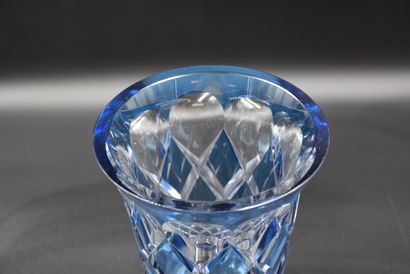 null Vase en cristal du Val Saint Lambert Bleu Français Ht: 28 cm.