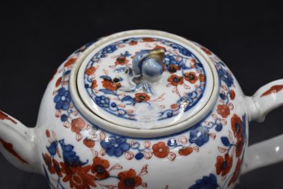 null Antique Chinese porcelain teapot. (Chips on the lid). Height : 14 cm. Width...