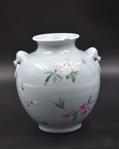 null A Chinese porcelain vase from the 19th century. (Crack in the neck). Height...