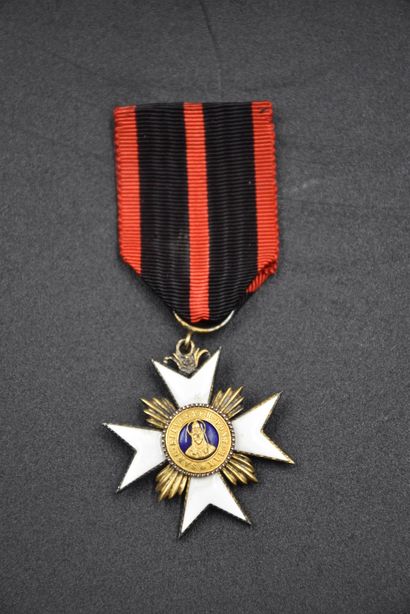 梵蒂冈奖章。圣西尔维斯特骑士团指挥官十字勋章。珐琅质镀金