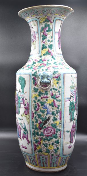 null A pair of Chinese porcelain vases from the 19th century. (Accident to the neck...
