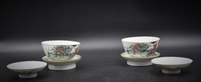 null Paire de bols couverts avec soucoupe en porcelaine de Chine XIX ème siècle.