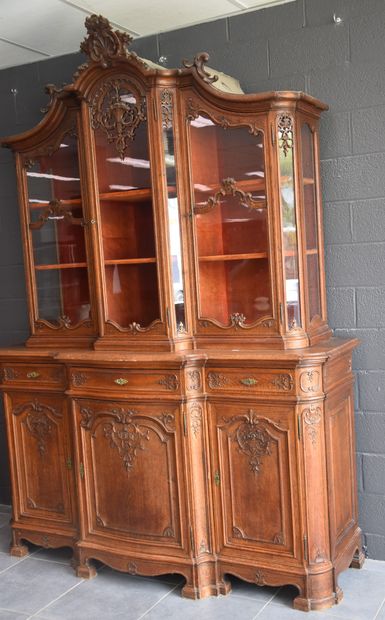 null Double carved oak display case in the Liège style. End of the 19th century....