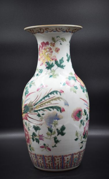null Chinese porcelain vase XIX th century with Phoenix decoration. Height : 45 ...
