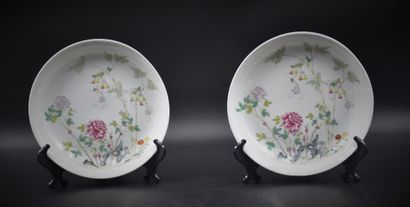 null A pair of Chinese porcelain cups. Mark and period GUANGXU. Diameter : 18,5 ...