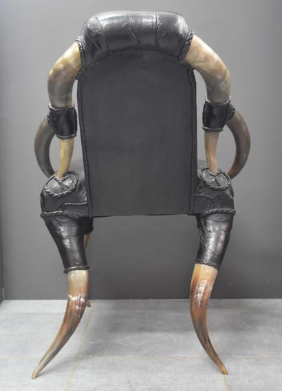 null 米歇尔-海勒风格的扶手椅，椅背和椅腿为水牛角材质，黑色皮革软垫，有编织的坐垫。身高：107厘米。