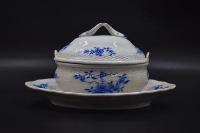 null Small covered bowl in porcelain of Tournai with Ronda decoration matched with...