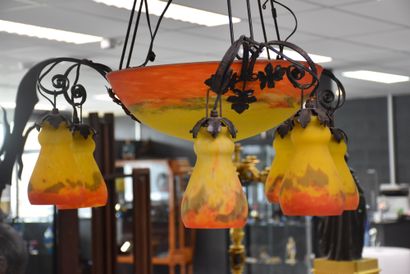 null 锻铁装饰艺术吊灯，由一个中央圆顶和6个引信照亮。 签署了G.V de Croismare的玻璃器皿高度：100厘米。