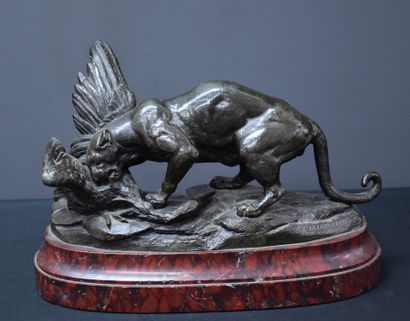 E. DELABRIERRE (1829-1910)., E.德拉布赖尔（1829-1910）。黑豹吞噬鹈鹕。青铜，带绿色铜锈。高度：16厘米。总高度：21厘米...