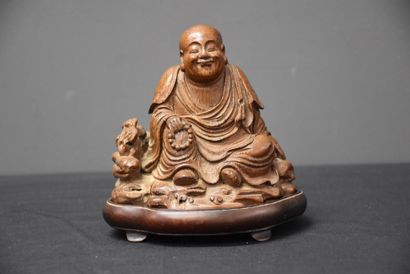 null Laughing Buddha in bamboo from China. Height: 11 cm. Total height: 13 cm.