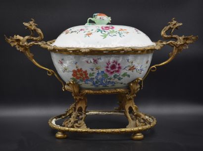 null A Chinese porcelain tureen from the 18th century, with bronze mounts from France...