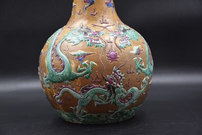 null 中国十九世纪的瓷器花瓶，浮雕龙的装饰。颈部有芯片）。高度：39厘米。