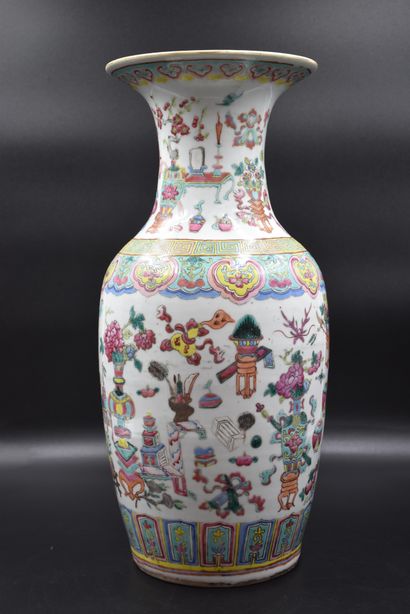 null Vase en porcelaine de Chine XIX ème siècle. (Etoile à la base). Ht : 46 cm.
