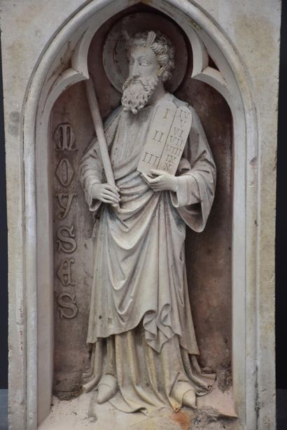 null Sculpture néo-gothique en pierre de France à l'effigie de Moïse dans une niche...