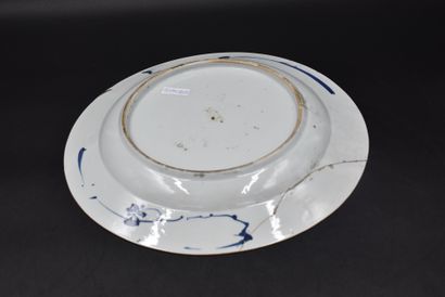 null A set of 18th century Chinese porcelain plates and dishes. (Accidents, photos...