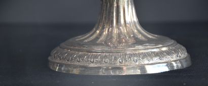 null Paire de flambeaux en argent d'époque Louis XVI à décor de guirlandes aux poinçons...