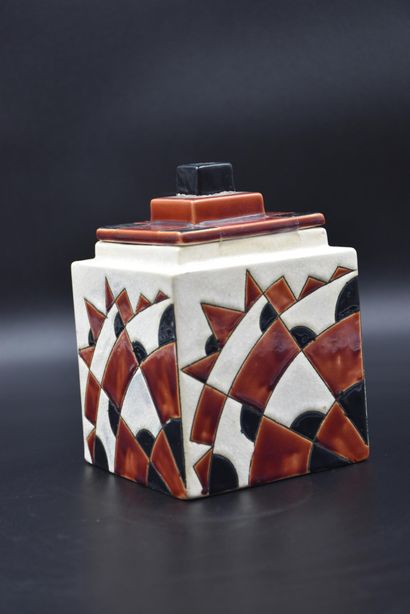 null Boch Keramis盒子，带几何装饰。高度：16厘米。