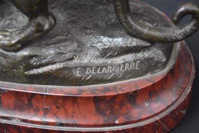 E. DELABRIERRE (1829-1910)., E.德拉布赖尔（1829-1910）。黑豹吞噬鹈鹕。青铜，带绿色铜锈。高度：16厘米。总高度：21厘米...