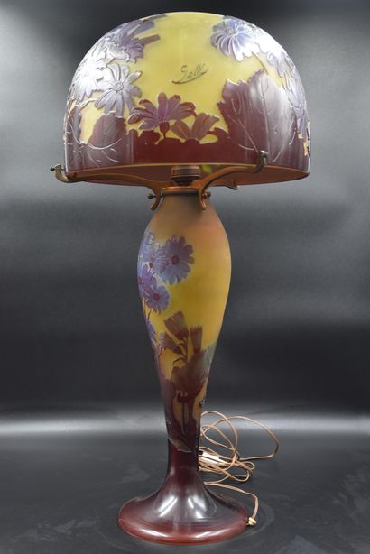 null Emile GALLÉ (1846-1904). Mushroom lamp with an art nouveau floral decoration,...