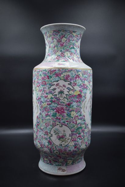 null Vase en porcelaine de Chine à décor végétal en réserve sur fond de Mille-fleurs....
