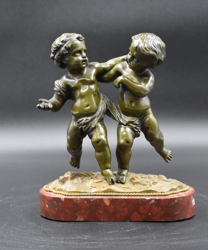 null 19世纪的浪漫主义青铜器。两个恋人的舞蹈。绿色斑纹。红色格里奥特大理石底座。总高度：20厘米。