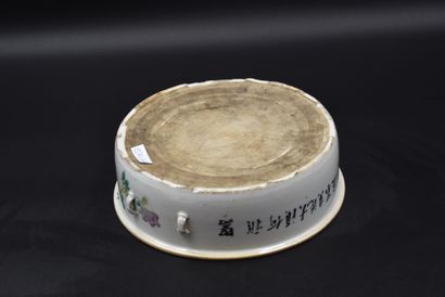 null Terrine couverte en porcelaine de Chine XIX ème siècle. Diamètre : 22 cm.