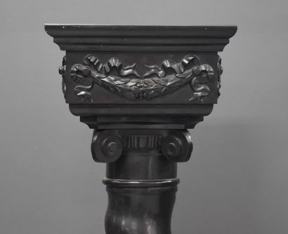 null 一根黑色扭曲的大理石柱子，雕刻着首都和花环。拿破仑三世时期。