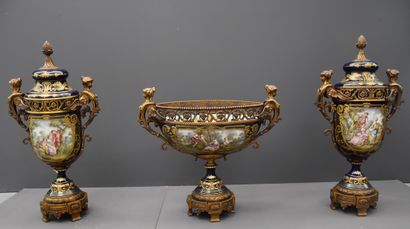 null Impressionnante garniture en porcelaine française dans le goût de Sèvres richement...