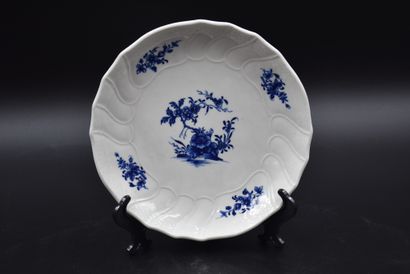 null Lot de six assiettes en porcelaine de Tournai à décor d'un rebord bleu. On y...