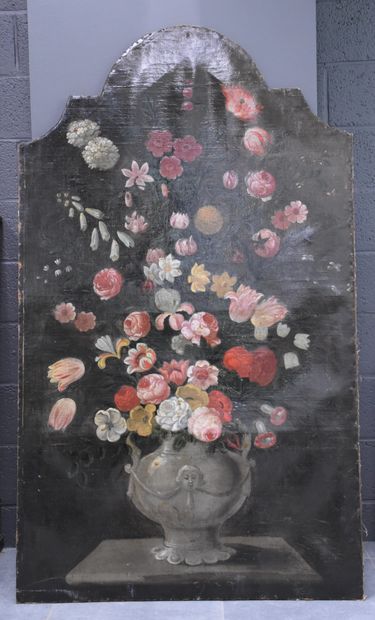 null Ecole flamande XVIIème. Nature morte au bouquet de fleurs dans un vase au masque...