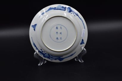 null 
Assiette en porcelaine de Chine à décor blanc/bleu de deux élégantes dans un...