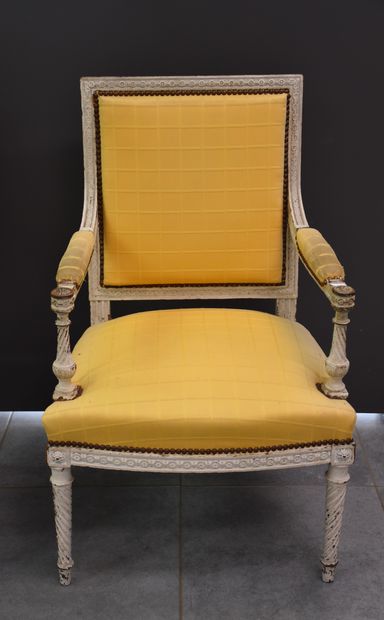 null Paire de fauteuils de style Louis XVI patinés gris.