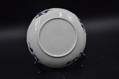 null Lot de six assiettes en porcelaine de Tournai à décor d'un rebord bleu. On y...